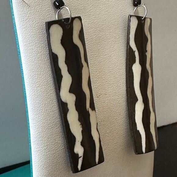 NWOT Brown & Cream Dangling Rectangular Bone Earrings - Picture 2 of 4